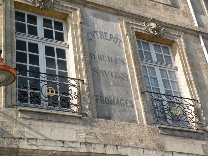  Entrepôt d'huiles savons fromages, inscription ancienne